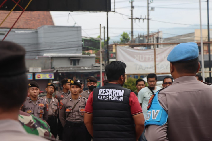 Personel Gabungan Polres Pasuruan Bongkar Arena Sabung Ayam di Purwodadi