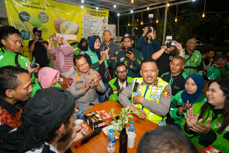 Kakorlantas Ngopi Bareng Driver Ojol Surabaya Sampaikan Pesan Kapolri
