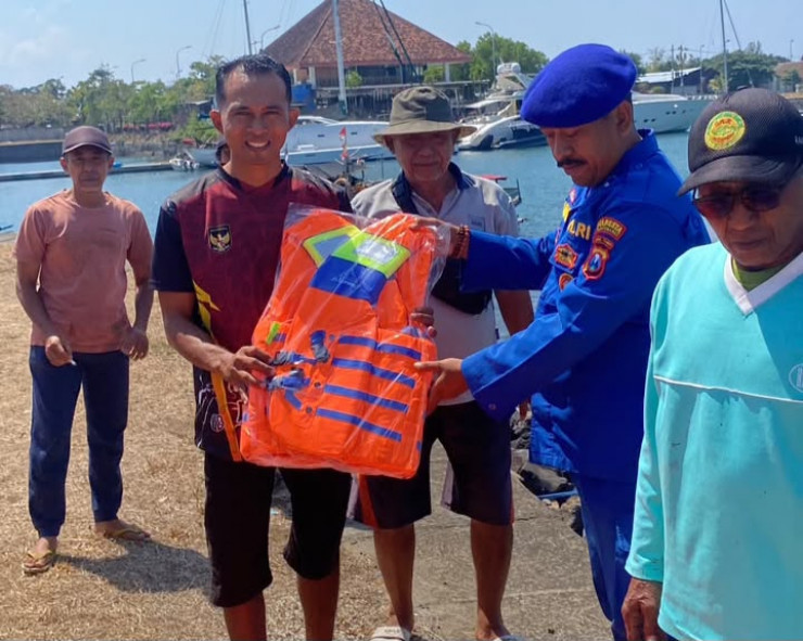 Keselamatan Nelayan Jadi Prioritas, Satpolairud Polresta Banyuwangi Bagikan Life Jacket