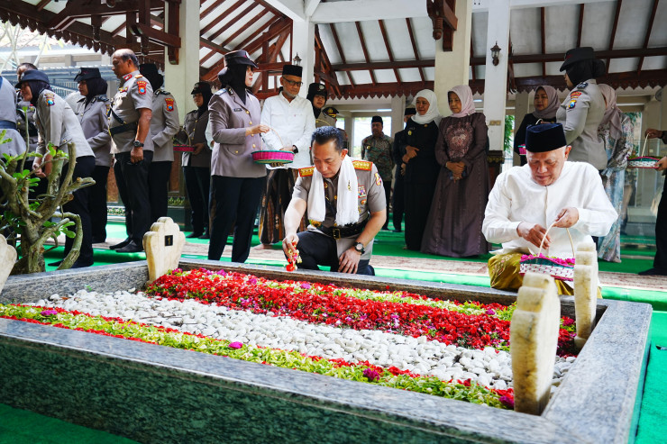 Kapolri Kenang Jejak Reformasi Gus Dur Melalui Ziarah di Tebuireng Jelang Hari Bhayangkara ke-80