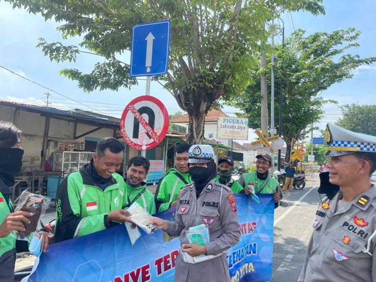 Polresta Mojokerto Berbagi Helm Gratis, Ajak Komunitas Ojek Online  Tertib Berlalu Lintas