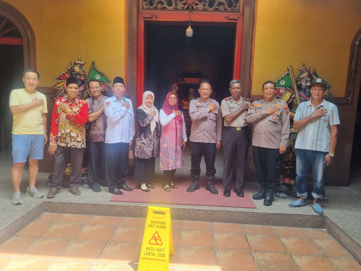 Kapolsek Sidoarjo Kota Turun Langsung Cek Keamanan Ibadah Imlek di Klenteng