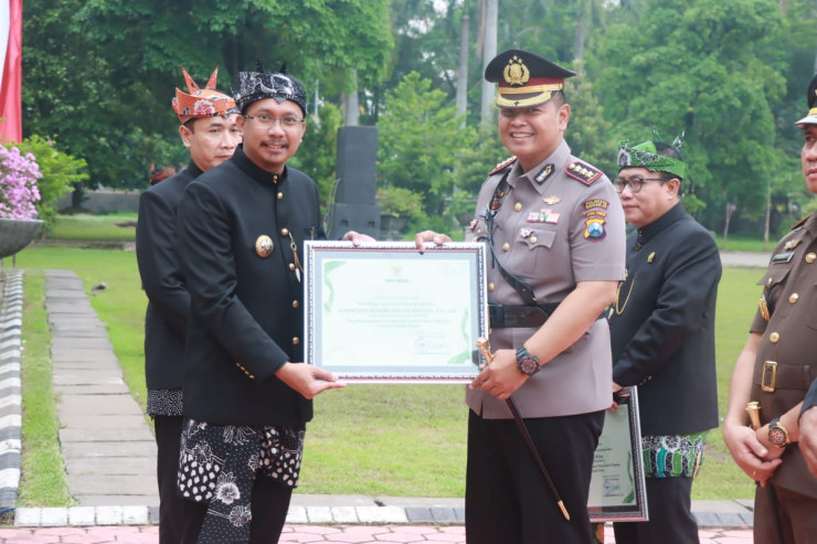 Kapolresta Sidoarjo Terima Penghargaan di Hari Jadi Kabupaten Sidoarjo Ke-164