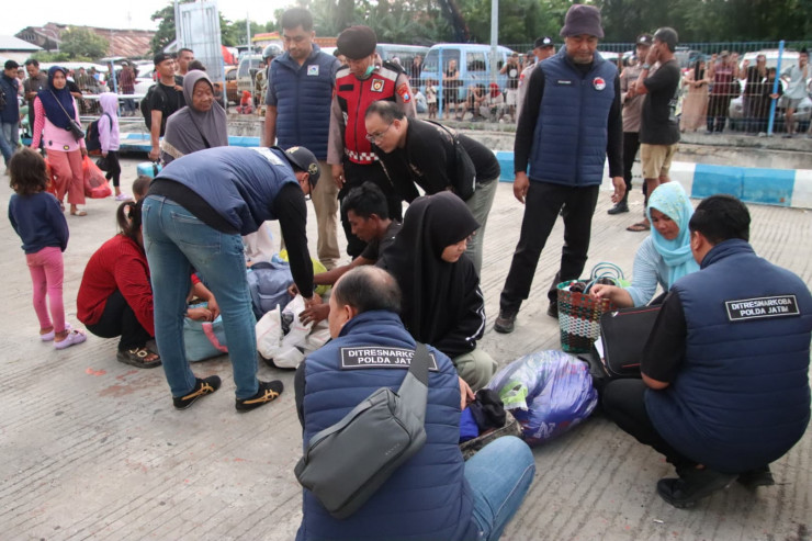 Polda Jatim Bersama Polres Sumenep Gelar Razia Gabungan di Pelabuhan Kalianget, Cegah Peredaran Narkoba Antar Pulau
