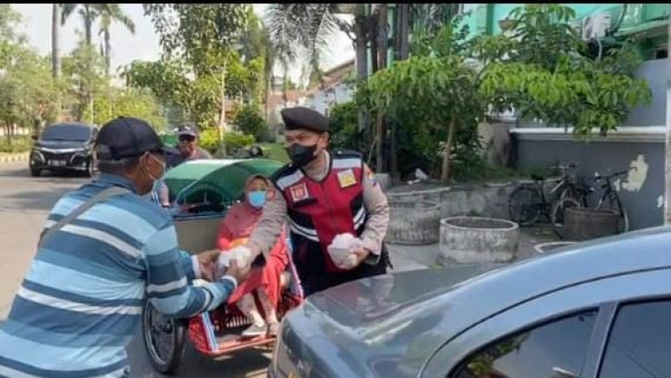 Samapta Sidoarjo Konsisten Berbagi Sambil Patroli