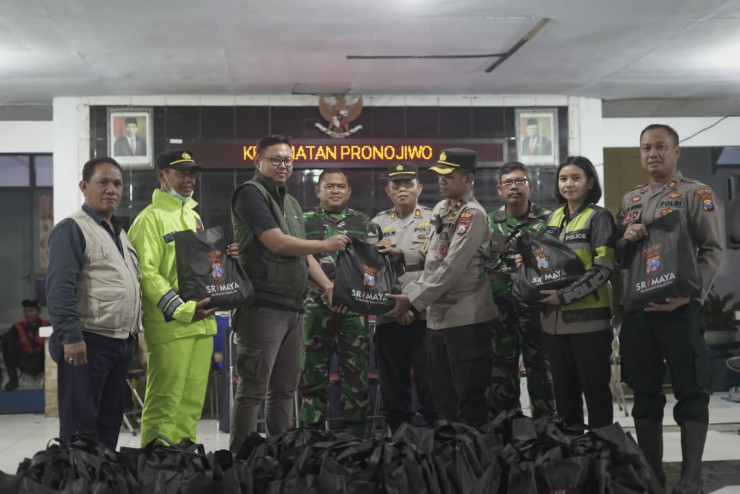 Sinergi Polres Malang Bersama TNI Bantu Penanganan Dampak Erupsi  Semeru