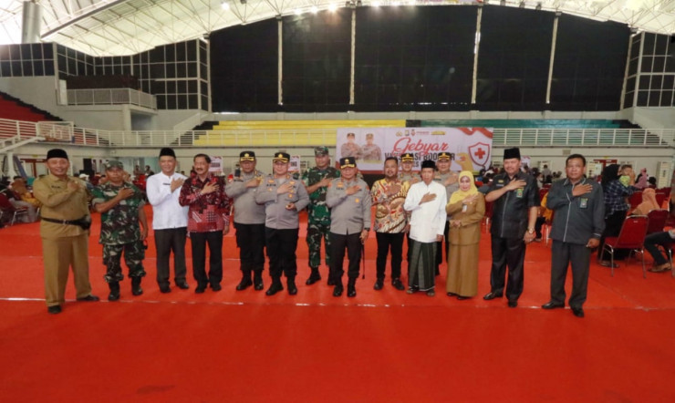 Tinjau Vaksinasi di Gresik Kapolda Jatim : Vaksin Dapat Membentuk Herd Immunity