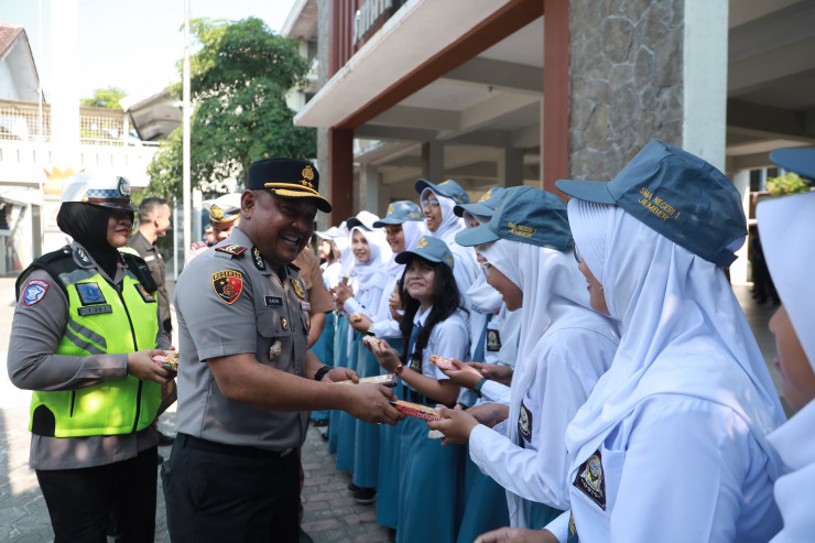 Polisi Bersama Masyarakat: Polres Jember Gandeng Sekolah Tegaskan Bijak Bermedsos dan Stop Bullying