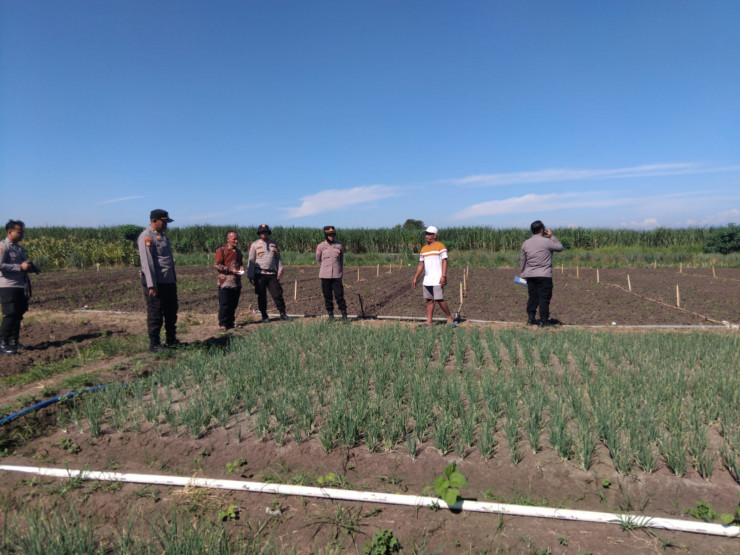 Kapolsek Krembung dan Tim Satgas Ketahanan Pangan Dampingi Warga