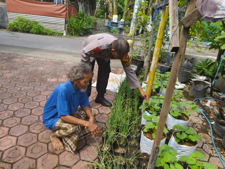 Bhabinkamtibmas Desa Grogol Ajak Warga Optimalkan Pekarangan Rumah Demi Wujudkan Swasembada Pangan