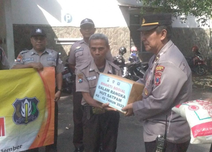 Polres Jember Berbagi Ratusan Paket Sembako untuk Warga dan Satpam