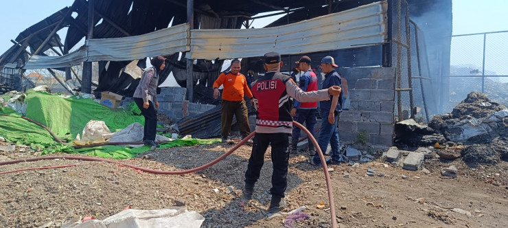 Polsek Krian Gerak Cepat Tangani Kebakaran Gudang Rongsokan di Barengkrajan