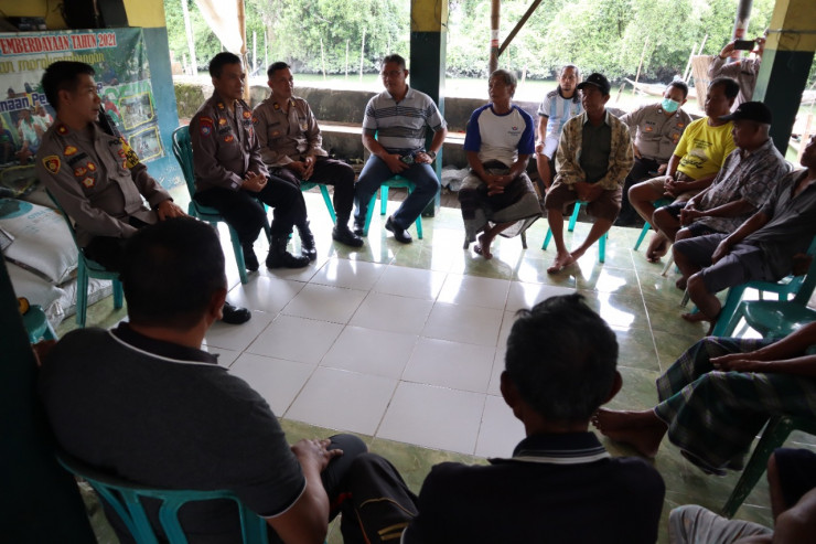 Polres Tanjung Perak Ajak Warga Pesisir Pantai Waspada Banjir Rob
