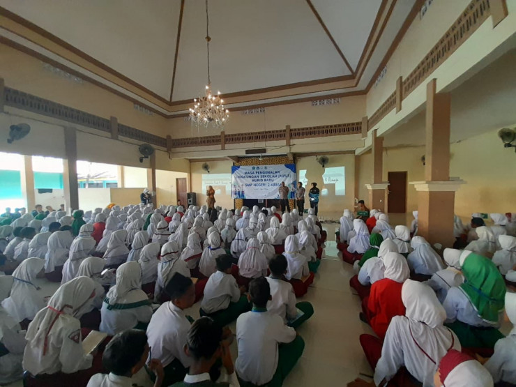 Cegah Perundungan, Polsek Krian Edukasi Bijak Bermedia Sosial kepada Siswa Baru SMPN 2 Krian