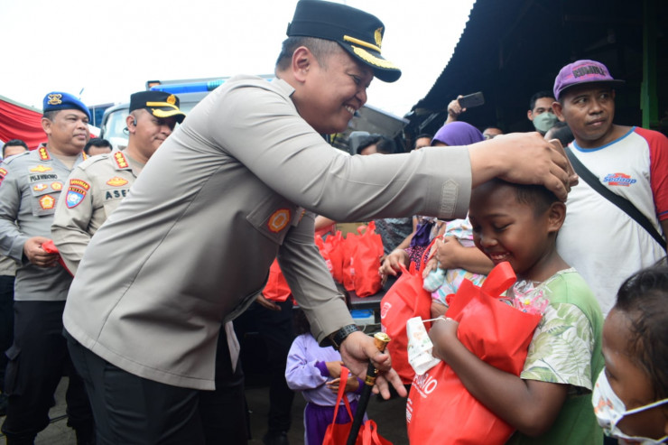 Kapolresta Sidoarjo bersama Forkopimka Taman Kompak Jumat Curhat di Pasar Sepanjang