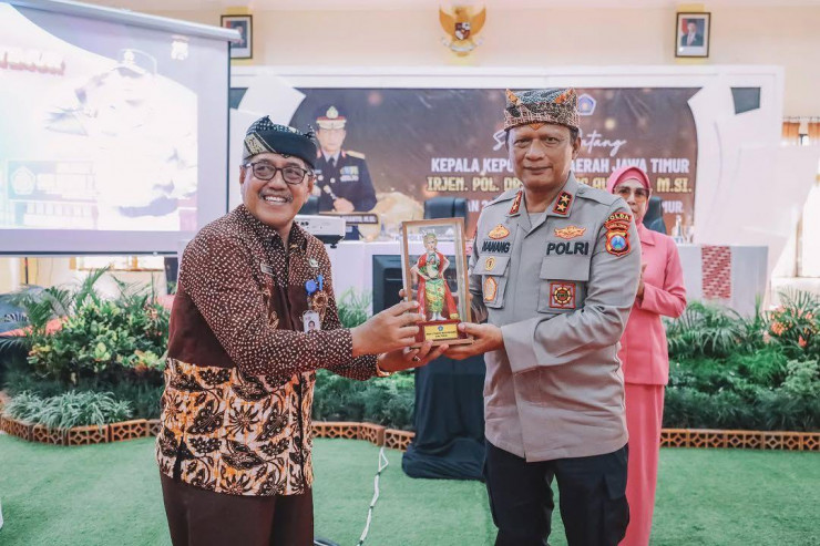 Kunjungi SMADATARA, Kapolda Jatim : 'Negara Maju adalah Negara yang Diisi Generasi Disiplin dan Berkarakter'