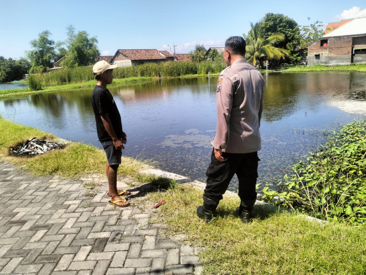 Bhabinkamtibmas Bersama Warga Budidaya Ikan