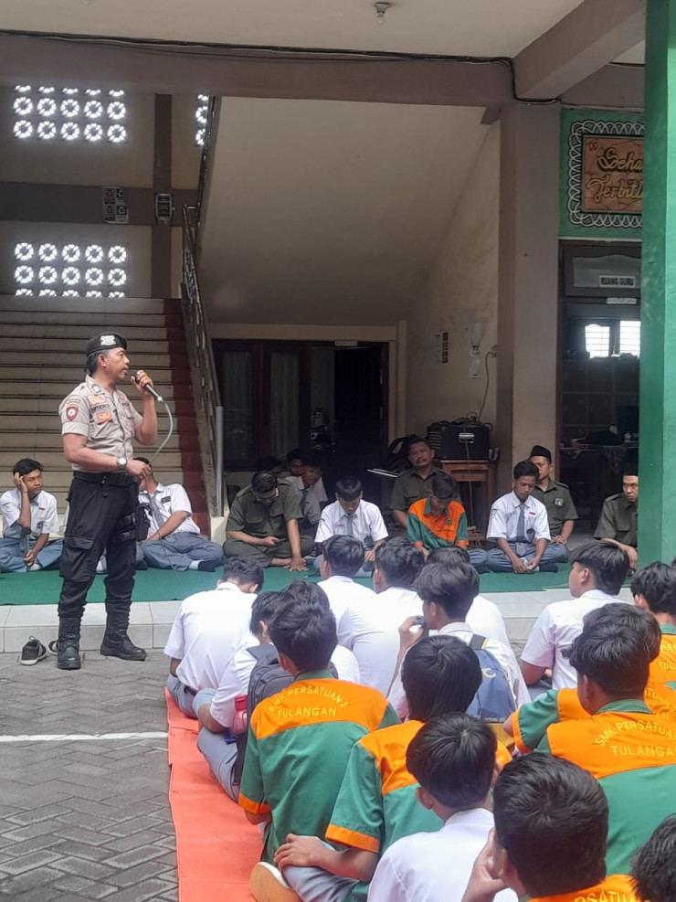 Wujudkan Generasi Disiplin dan Tangguh, Polsek Tulangan Beri Pembinaan Pelajar SMK Persatuan 2