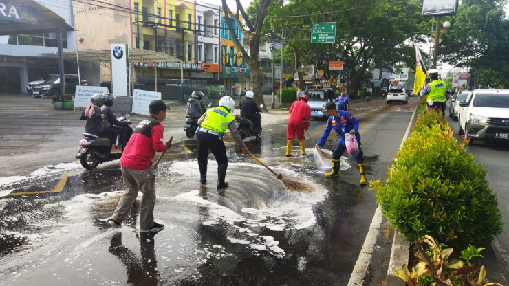 Polisi dan PMK Kota Malang Bersihkan Tumpahan Solar, Lalulintas di Jalan S Parman Kembali Lancar