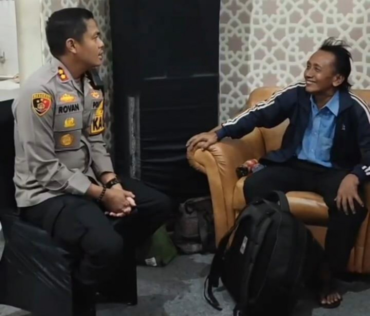 Polisi Antarkan Pemudik Hingga Kampung Halaman Saat Ketinggalan Bus di Terminal Gresik