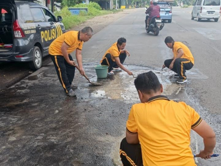 Operasi Keselamatan Semeru 2026 Polresta Sidoarjo Tambal Jalan Berlubang