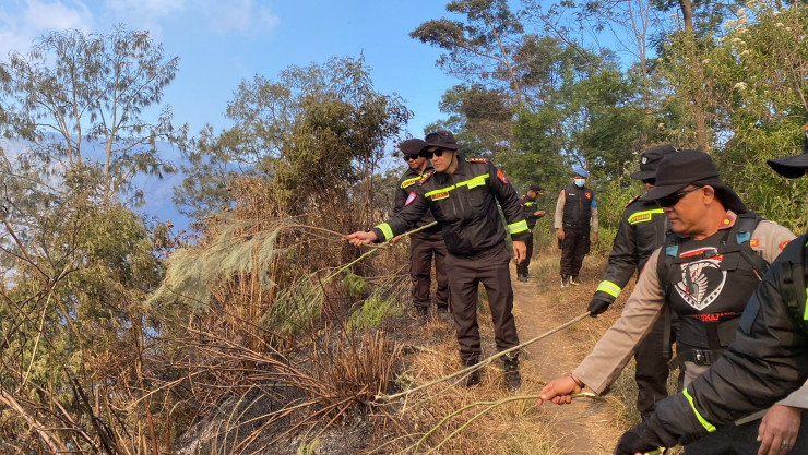 Polres Lumajang Buat Fire Break Darurat Antisipasi Karhutla TNBTS Meluas
