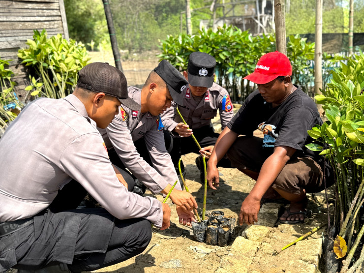 Cegah Abrasi, Siswa Diktukba SPN Polda Jatim Tanam Mangrove dan Berbagi Bansos