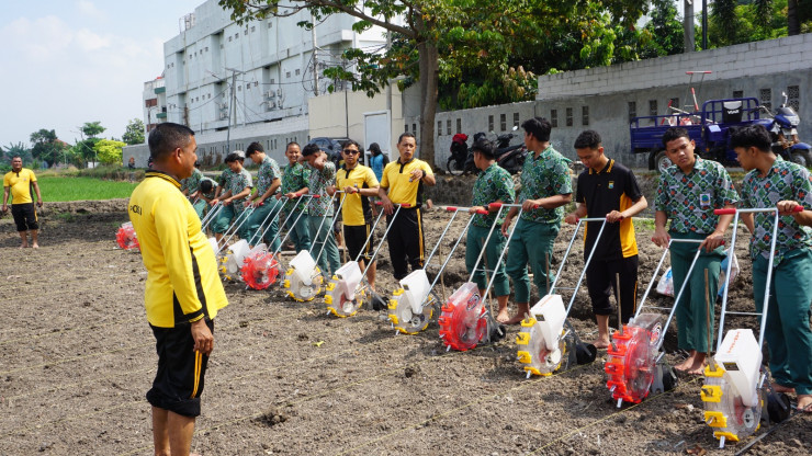 Dukung Ketahanan Pangan, Polresta Sidoarjo Bersama Santri Bumi Sholawat Tanam Jagung