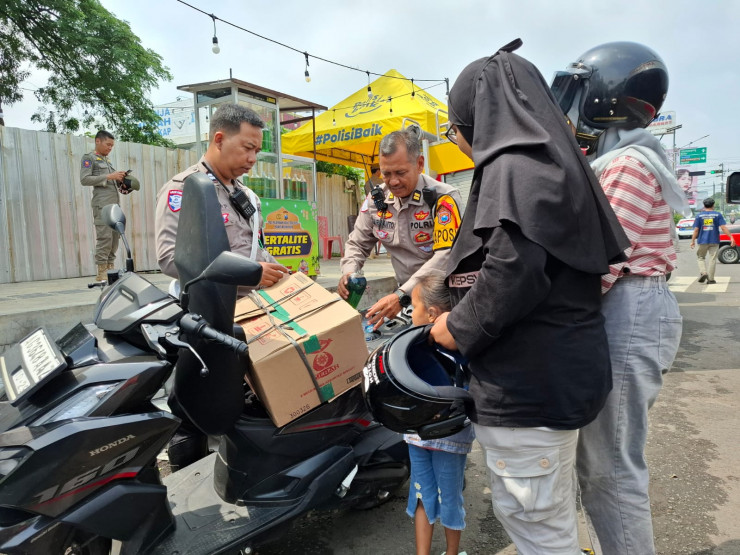 Bantu Pemudik Kehabisan Bensin, Polisi di Kota Kediri Tuai Pujian