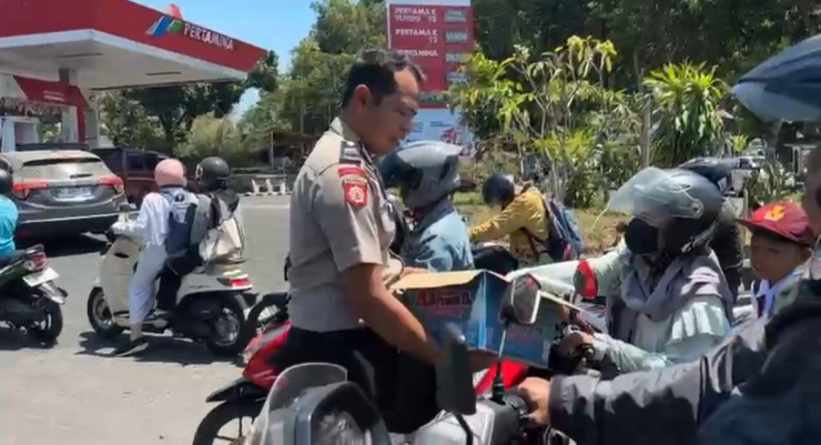 Aksi Humanis Polres Bondowoso, Berbagi Air Minum Gratis untuk Warga Antre di SPBU