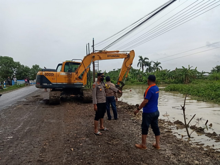 Sigap Tangani Bencana, Polres Lamongan Bersama Warga Pertebal Tanggul