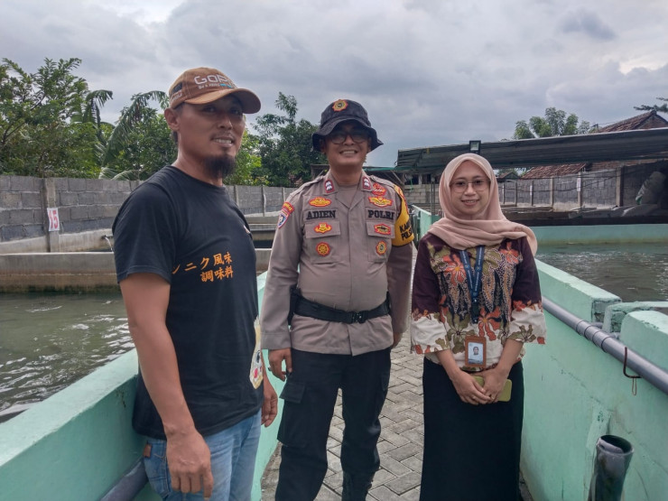 Kanit Binmas Polsek Krembung Tinjau Budidaya Ikan Lele di Desa Kandangan Bersama Dinas Perikanan