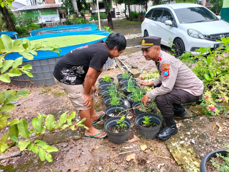 Polsek Sedati Tinjau Lahan P2B di Desa Pabean, Dorong Ketahanan Pangan Lewat Budidaya Lele dan Tanaman Buah
