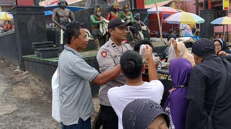 Polisi Berbagi Ikan Cupang untuk Warga di Ponorogo, Cegah Demam Berdarah