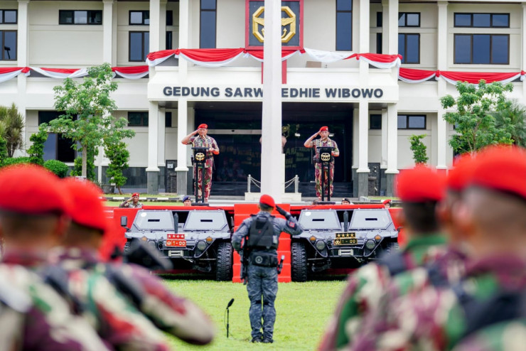 Disematkan Baret Merah Kopassus, Kapolri: Jangan Ragukan Sinergisitas TNI-Polri Jaga NKRI