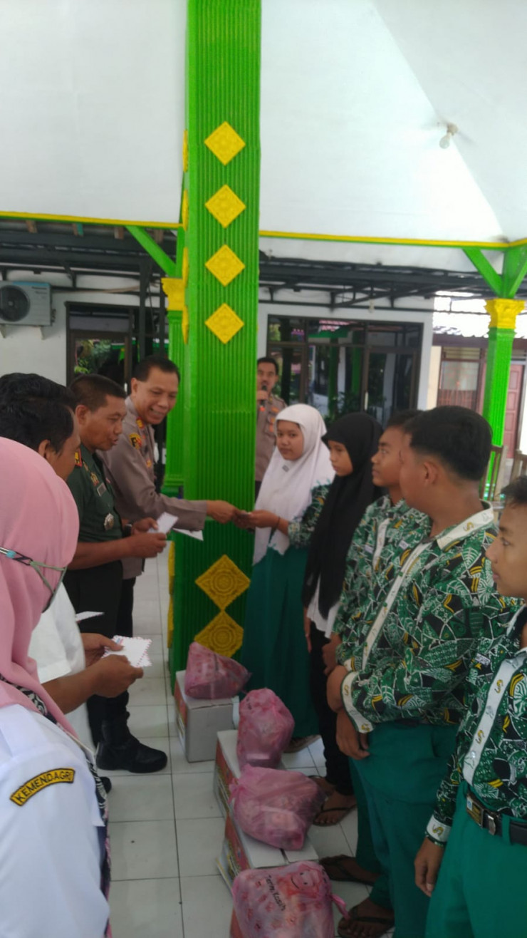 Polresta Sidoarjo Santuni Anak Yatim di Desa Mojoruntut