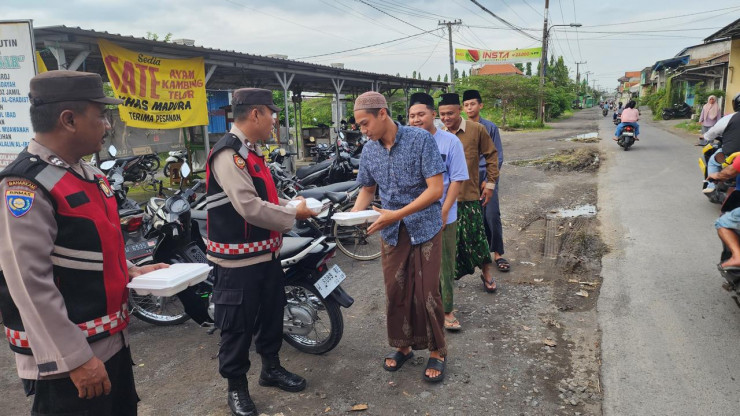 Polsek Tulangan Bagikan Takjil Gratis Diiringi Dengan Kultum Oleh Kapolsek