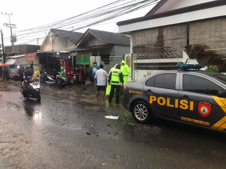 Polisi Bersama BPBD Lakukan Pencarian Korban Hanyut di Saluran Air Singosari Malang