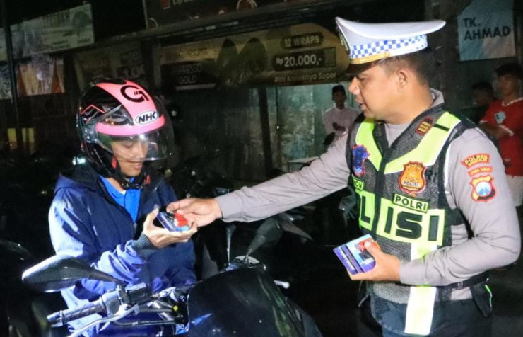Tidak Hanya Razia, Polres Bangkalan Beri Hadiah Bagi Pengendara Motor Taat Berlalu Lintas