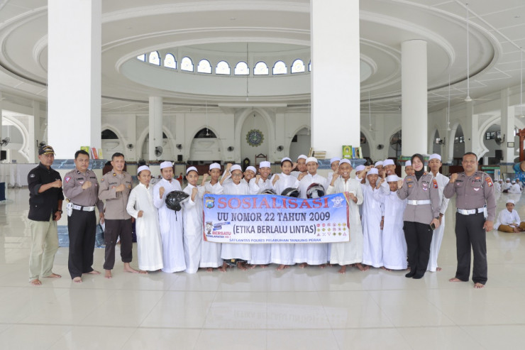 Polres Tanjung Perak Sosialisasikan Tatakrama Berlalulintas di Ponpes, Tekan Angka Laka Lantas