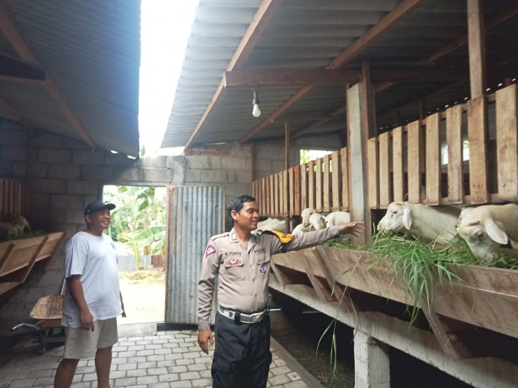 Polresta Sidoarjo | Polsek Gedangan Apresiasi Inisiatif Warga Manfaatkan Lahan Kosong untuk Peternakan Kambing