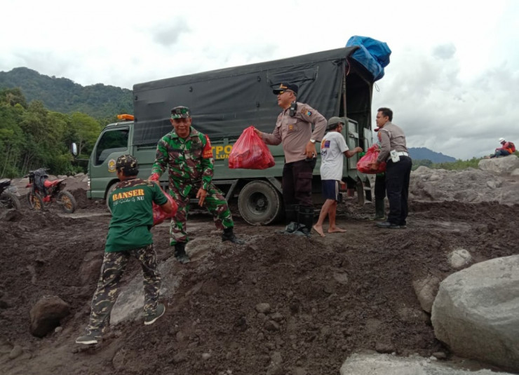 Polisi Serahkan Bantuan Sembako Untuk Warga Sumberlangsep yang Sempat Terisolasi Akibat Lahar Dingin Semeru