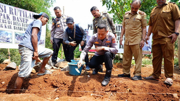 Polri Bantu Warga Korban Kebakaran di Bandung