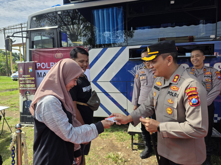 Polres Probolinggo Launching Bus SIM Keliling Kado Hari Bhayangkara ke - 79 Untuk Masyarakat