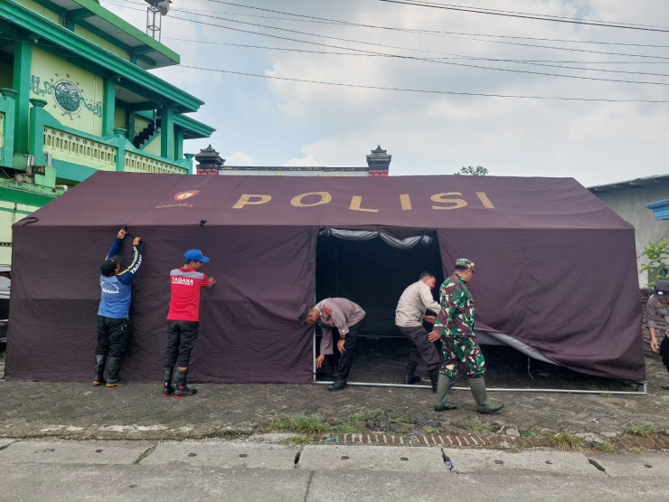 Solid Bersinergi Dirikan Tenda Darurat Siaga Banjir di Desa Barengkrajan