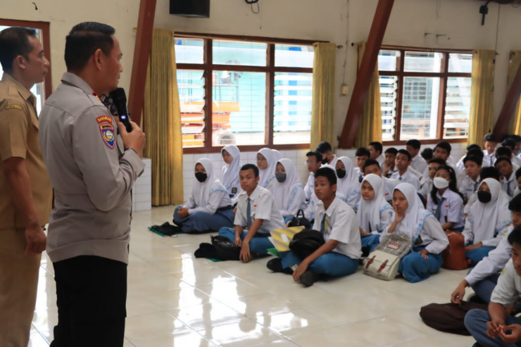 Cegah Pengaruh Gangster, Polrestabes Surabaya Gelar Sosialisasi di Sekolah