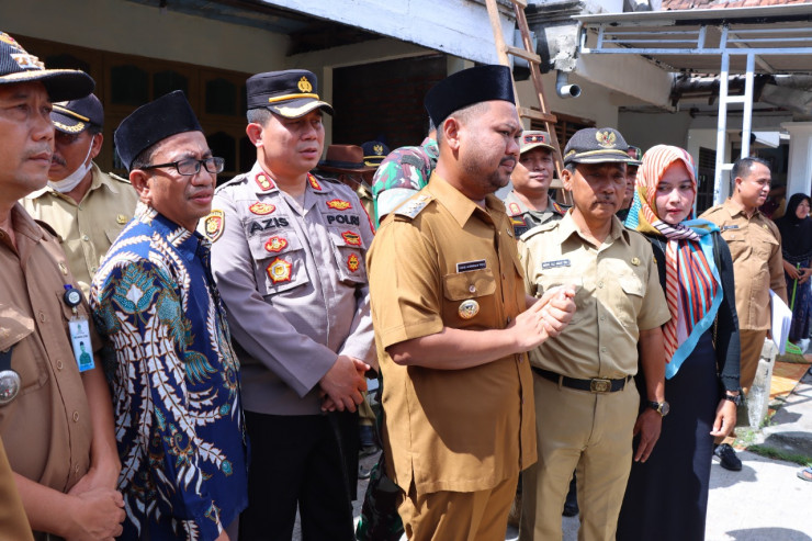 Kapolres Gresik Bersama Bupati Salurkan Bantuan untuk Korban Bencana Puting Beliung
