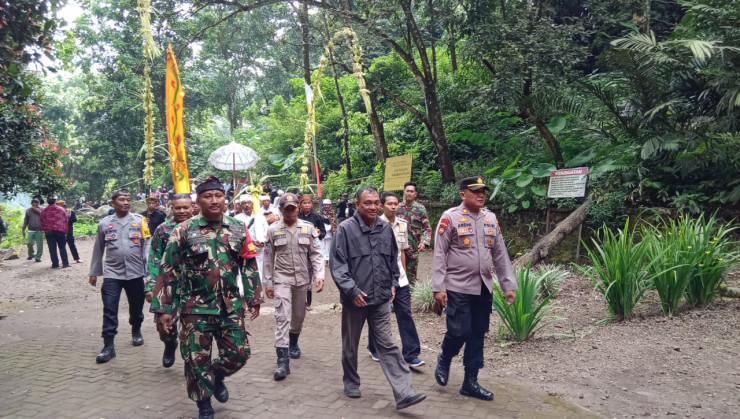 Polres Probolinggo Kawal Kegiatan Adat Mendak Tirta di Air Terjun Madakaripura Jelang Yadnya Kasada