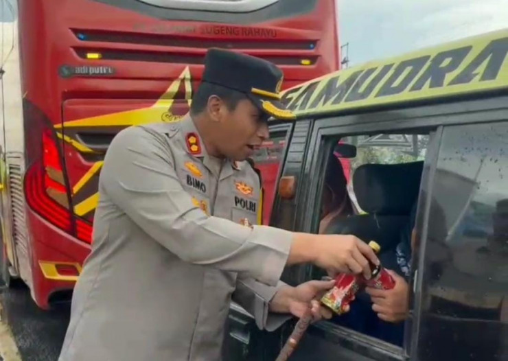 Pantau Arus Balik Lebaran di Mengkreng, Kapolres Kediri Berbagi Minuman Untuk Pengguna Jalan