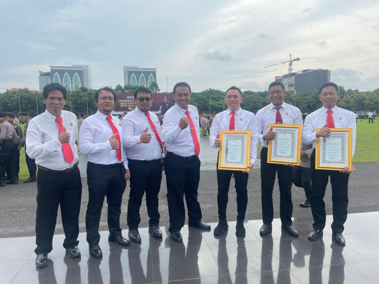 Awal Tahun 2023 Kapolda Jawa Timur Beri Penghargaan Kasat Reskrim Polrestabes Surabaya